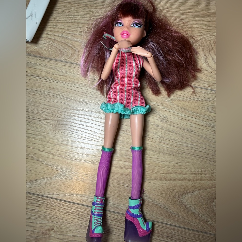 Bratz Action Heroz Phoebe - Picture 2 of 6